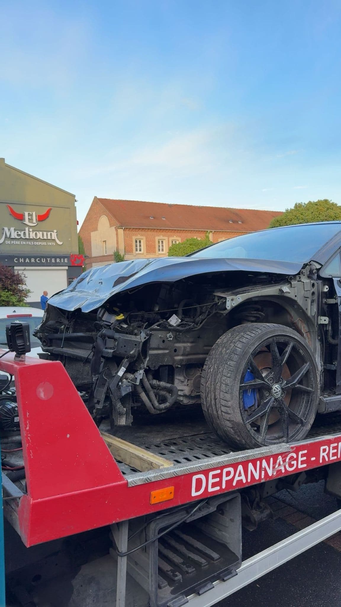 Dépanneuse chargeant un véhicule destiné à la destruction
